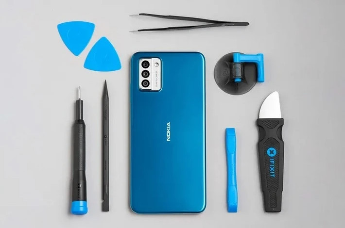 Nokia G22 và bộ phụ kiện sửa chữa của iFixit.